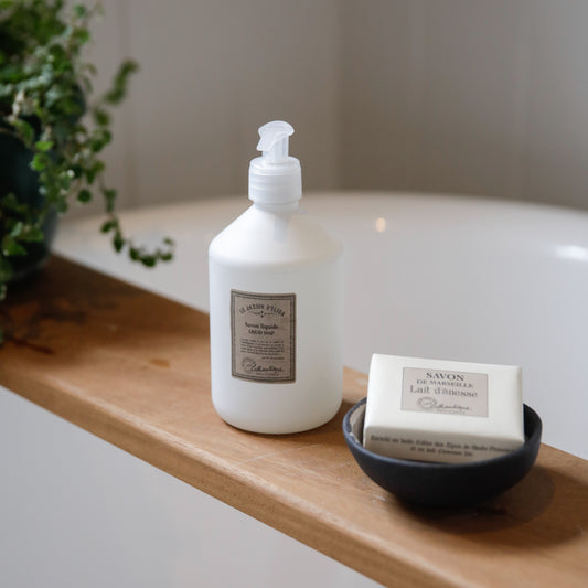 Lothantique Le Jardin d'Elisa liquid soap and a Marseille soap bar on a bath board